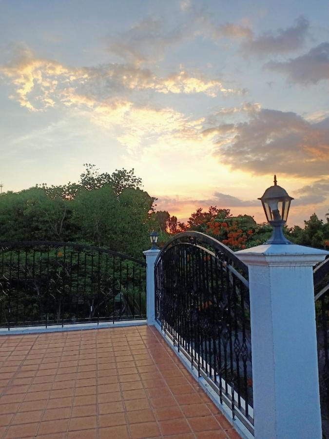 El Castillo Bed And Breakfast Angono Екстериор снимка