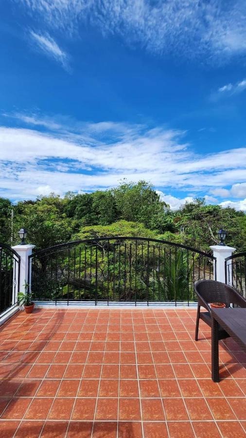 El Castillo Bed And Breakfast Angono Екстериор снимка